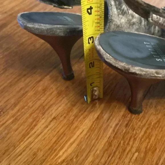 Stuart Weitzman gray velvet jeweled round toe heels size 8 - Picture 6 of 7